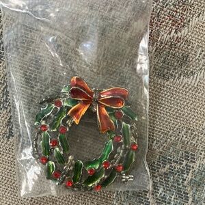 Wreath novelty pin